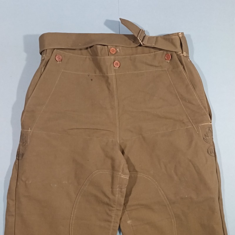 PANTALON SALOPETTE MOTOCYCLISTE MODELE 1938 AVEC TAMPONS DE GRENADE RF SUR LES COTES